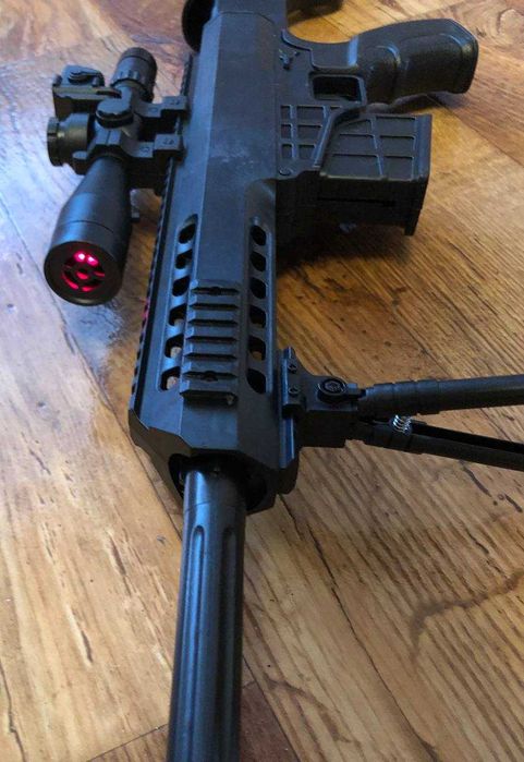 Снайперська гвинтівка з лазерним прицілом на сошках