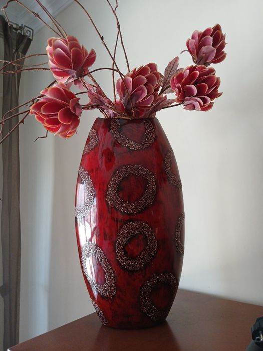 Jarra vermelha com flores