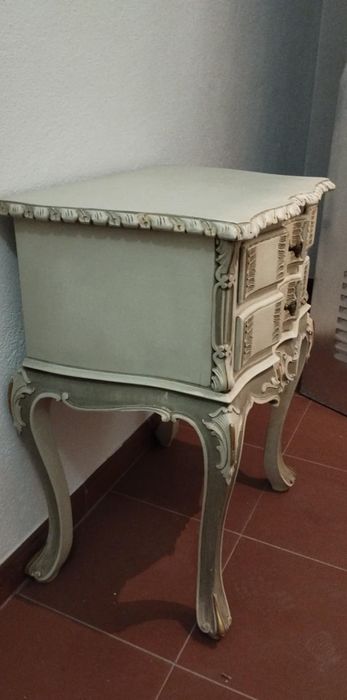 Mesa Decorativa/ Móvel de Apoio - Usada