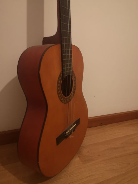 Guitarra clássica usada