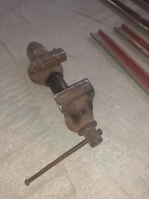 Тиски. Лещата великі 29кг.