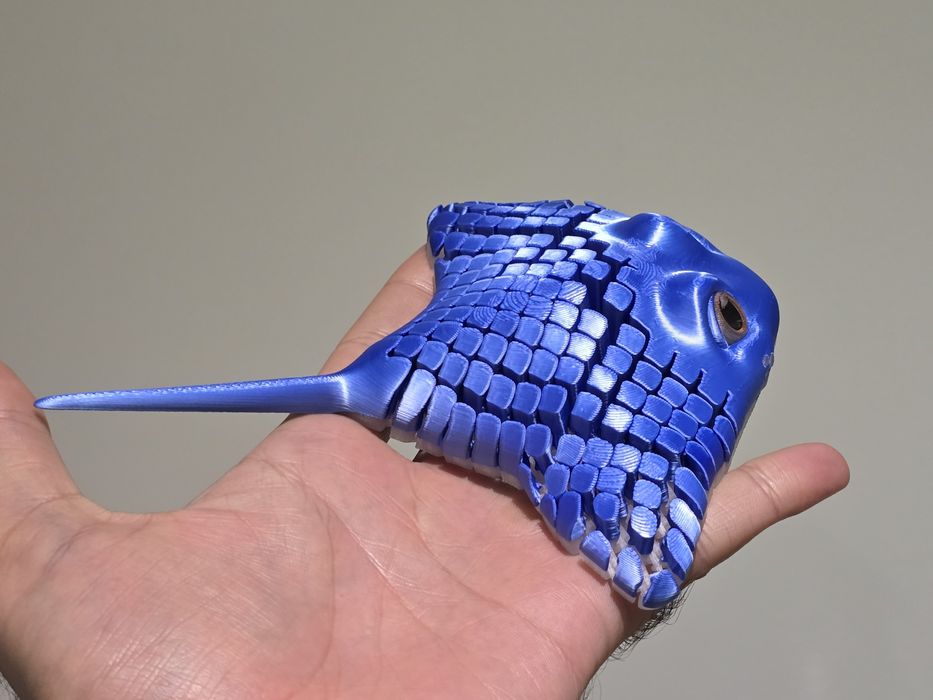 Raia Azul Articulada (Brilha no Escuro)