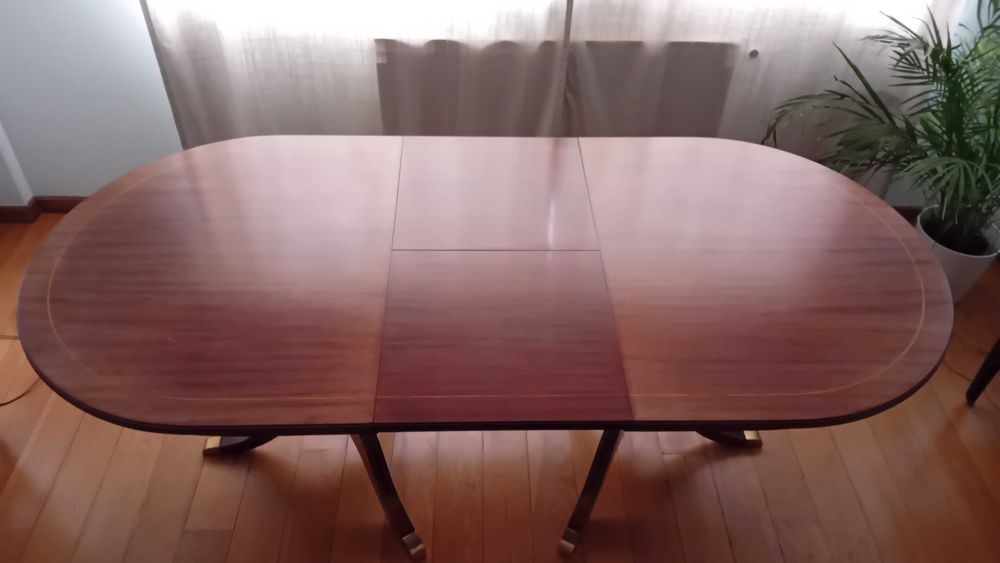 Mesa de Jantar Extensível em Madeira de Mogno com 8 Cadeiras c/ Assento em Palhinha