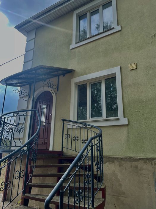 Продаж двоповерхового будинку