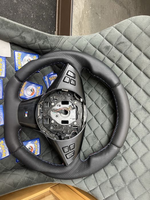 Apresentamos  volante BMW E 60  estofado em pele perfurada e pele liza