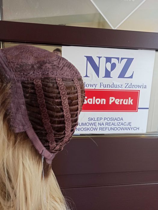 Falowana długa peruka z grzywką bolnd-Nessaja Salon peruk Kraków