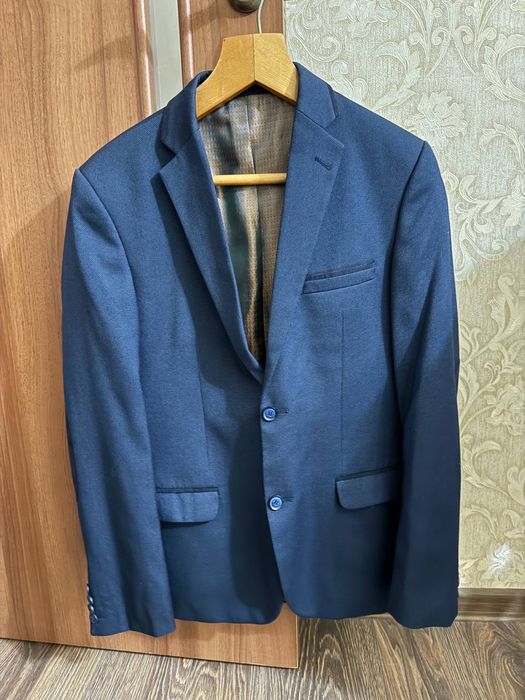 Темно-синій чоловічий піджак