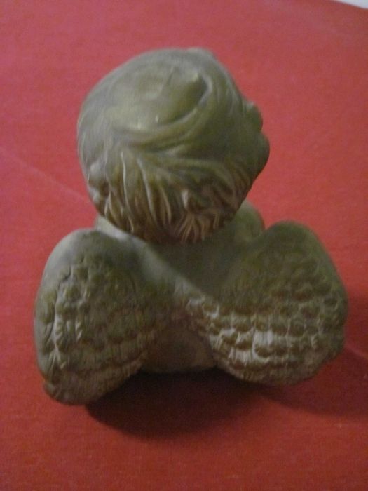 Anjo dourado de porcelana