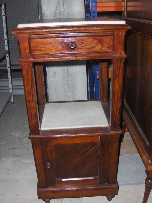 Mesinha de cabeceira antiga com 2 tampos em mármore