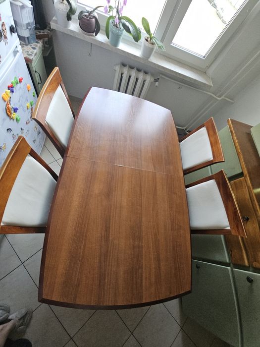 Stół  rozkładany z krzesłami