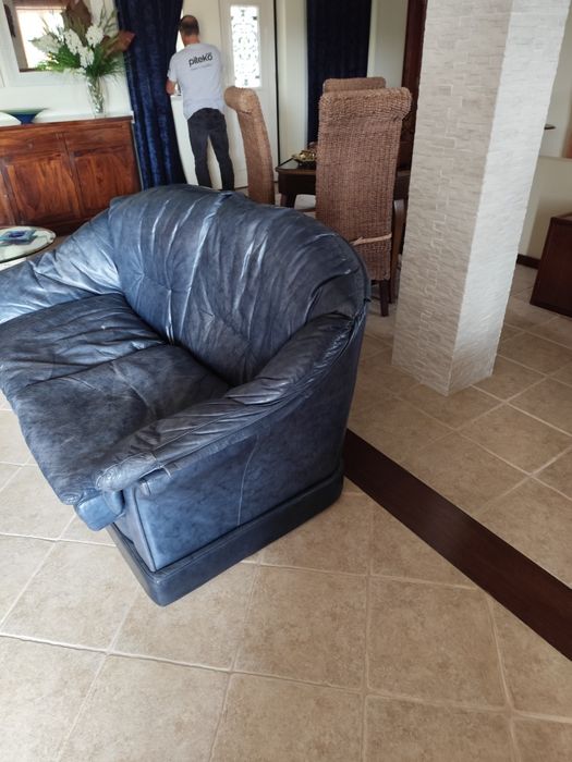 Conjunto de dois sofás de dois lugares cada e dois puff  . Pele " Divani," interior em penas. Preço do conjunto  600,00€