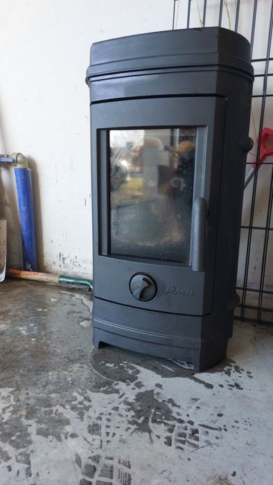 Kominek koza Invicta  z rurą do komina