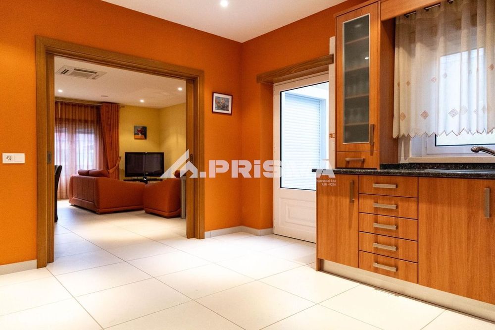 Moradia T5 com logradouro e garagem para venda em Alcains