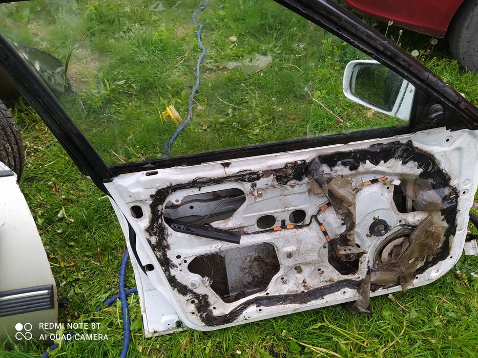 Продам двери Mazda 323F 1992 год