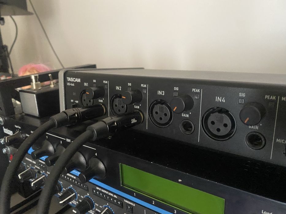 Продам звукову карту tascam 4x4