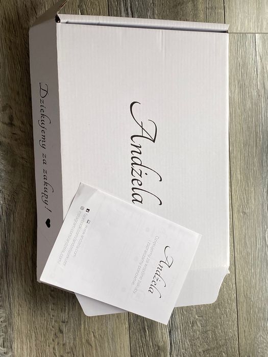 Sprzedam beżową sukienkę .