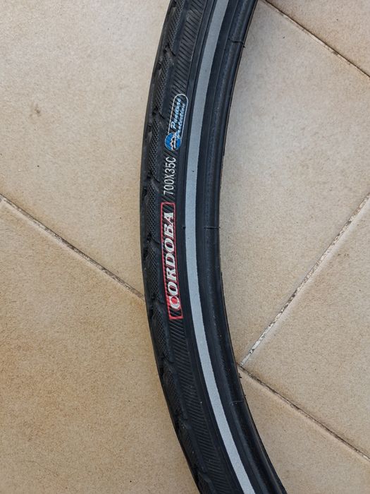 Pneus e câmaras de ar de bicicleta como novos com muito pouco uso.de bicicleta.