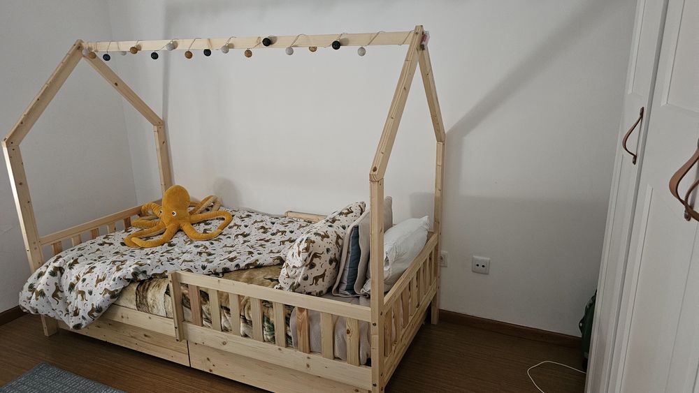 Cama montessori com duas gavetas para arrumo