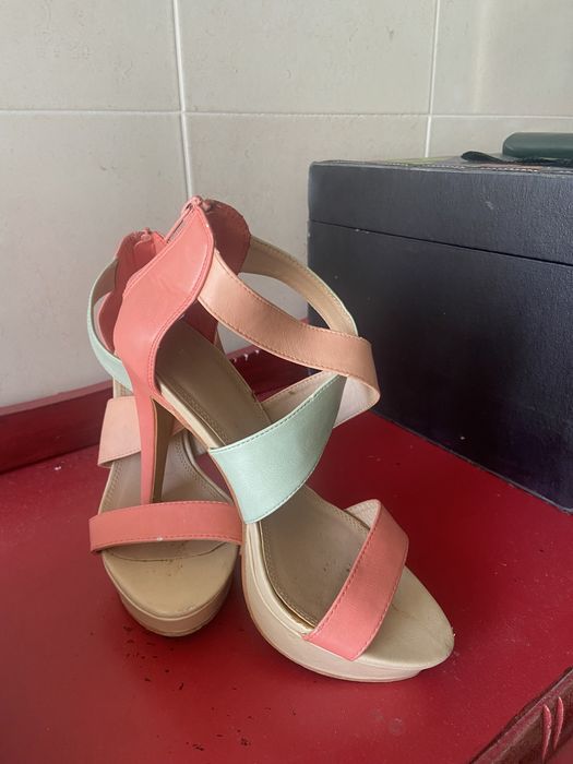 Sandalias coloridas com tiras