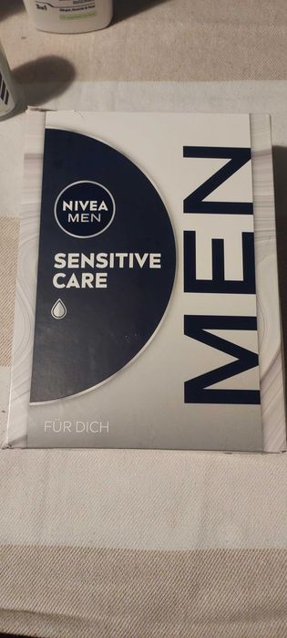 Nivea men  Sensitive Care zestaw -żel pod prysznic, krem,dezodorant