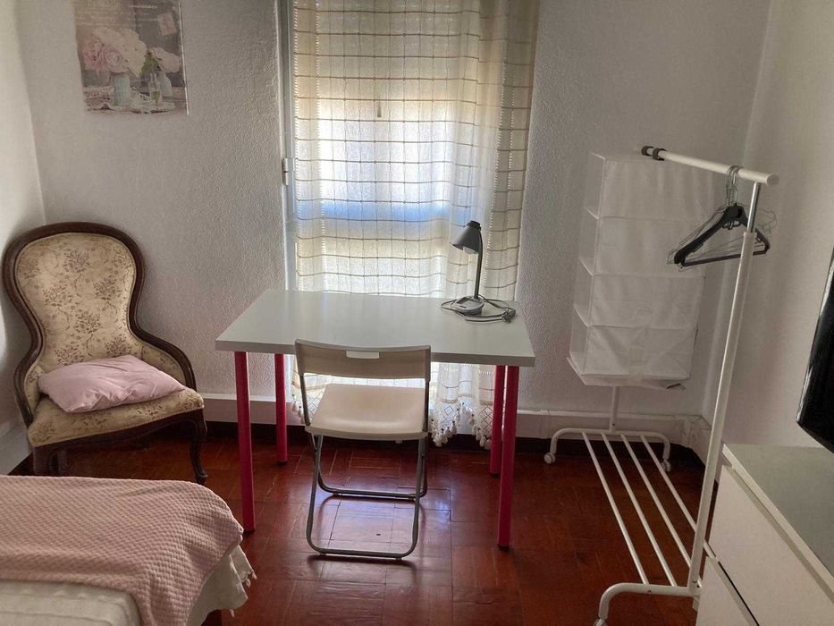 Quarto para estudante universitário em ambiente familiar nos Olivais