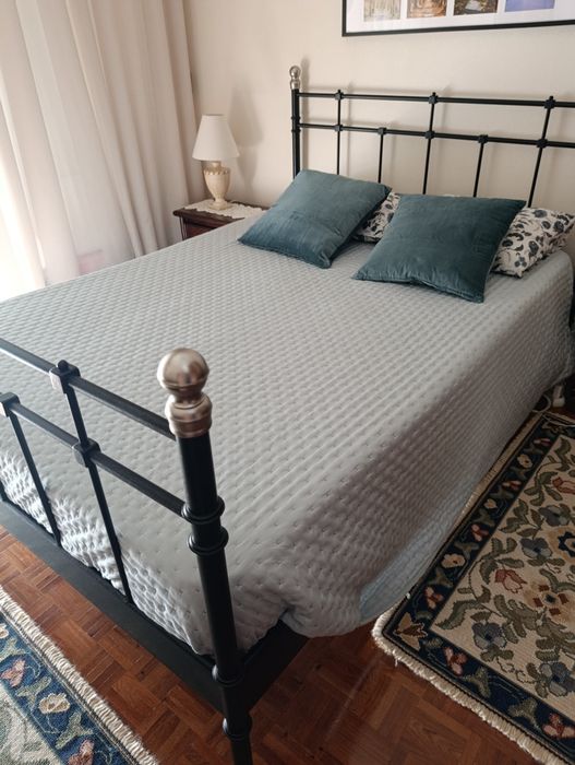 Cama em ferro com mesas cabeceira e cómoda