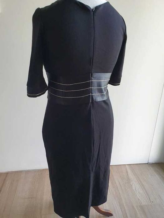 Świetna sukienka z ozdobnym pasem