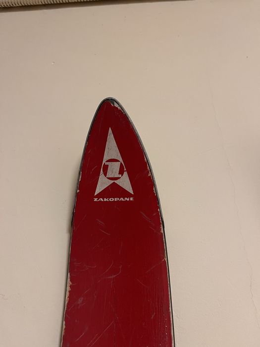 Zabytkowe narty wierchy na dekoracje