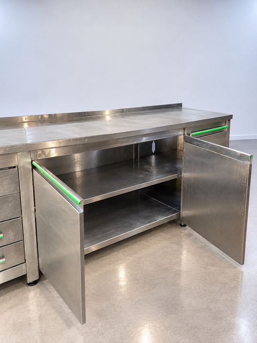 Bancada neutra em inox com portas e 4 gavetas