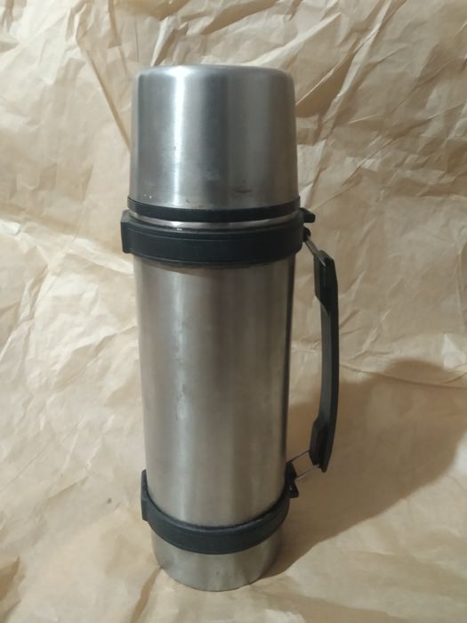 продам термос с ручкой и кружкой вместе