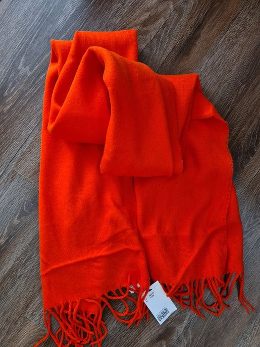 Яскравий новий шарф фірма h&m