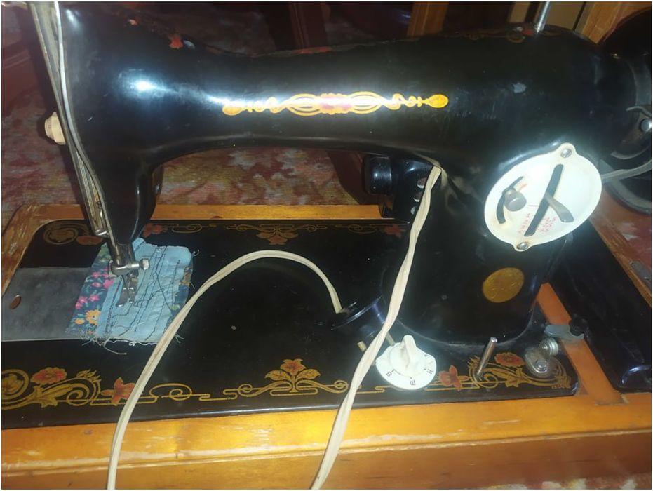 Швейна машинка Подолка 2 М в робочому стані, гарно шиє. Всі механізми