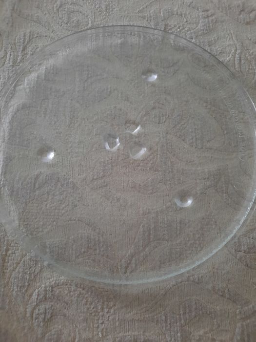 Vendo  três pratos  para microondas