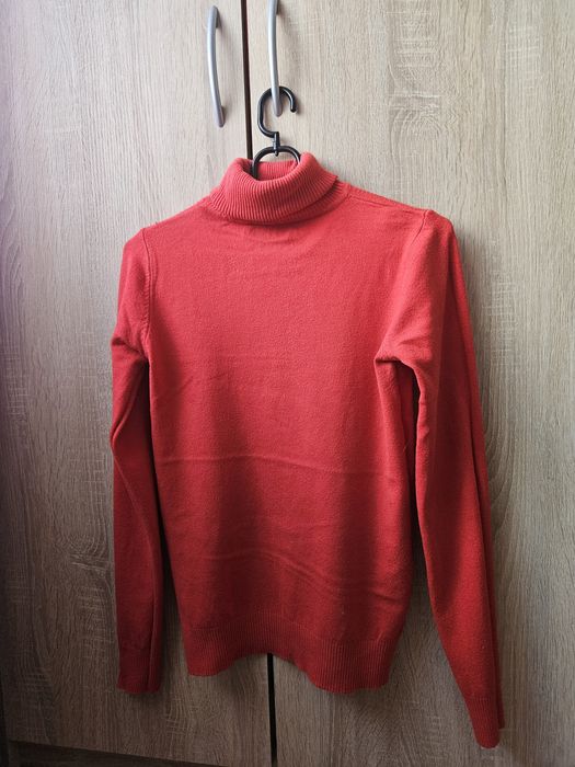 Czerwony golf dzianinowy