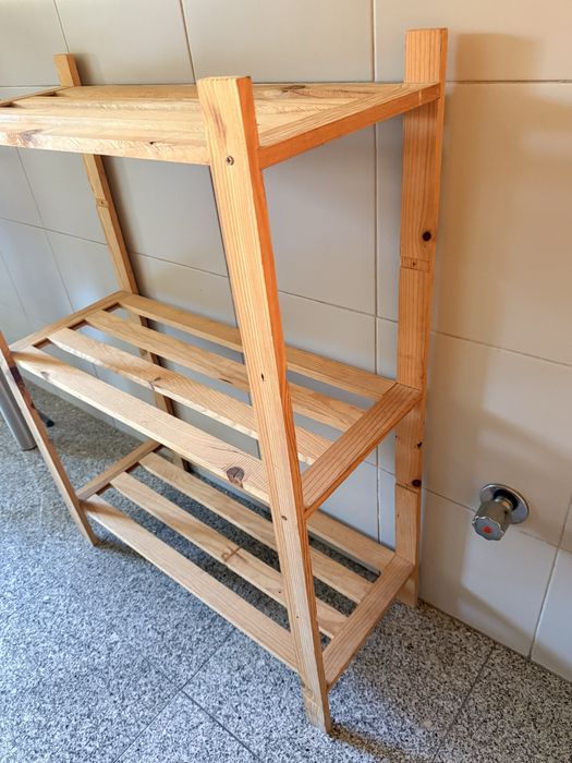 Estante em madeira de pinho