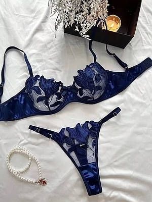 комплект білизни  Floral Velvet

квітковою вишивкою.