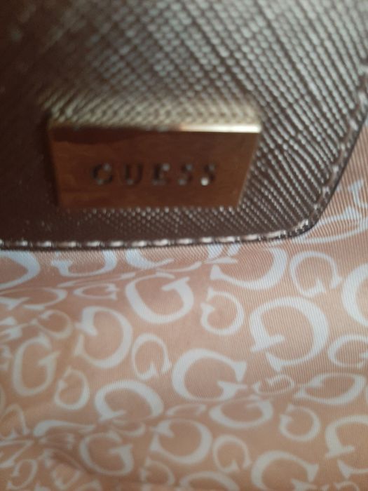 Mala de senhora em bronze. Guess