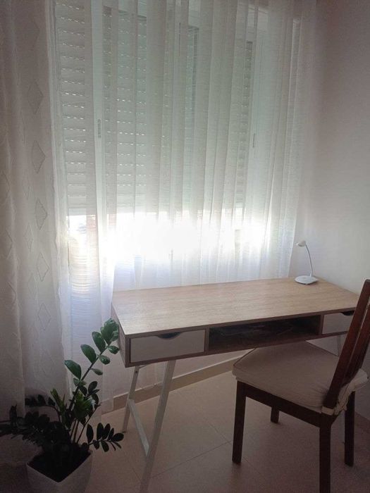 Apartamento T2 para arrendar, no centro, de meados dede 5 de agosto a 15 de setembro.