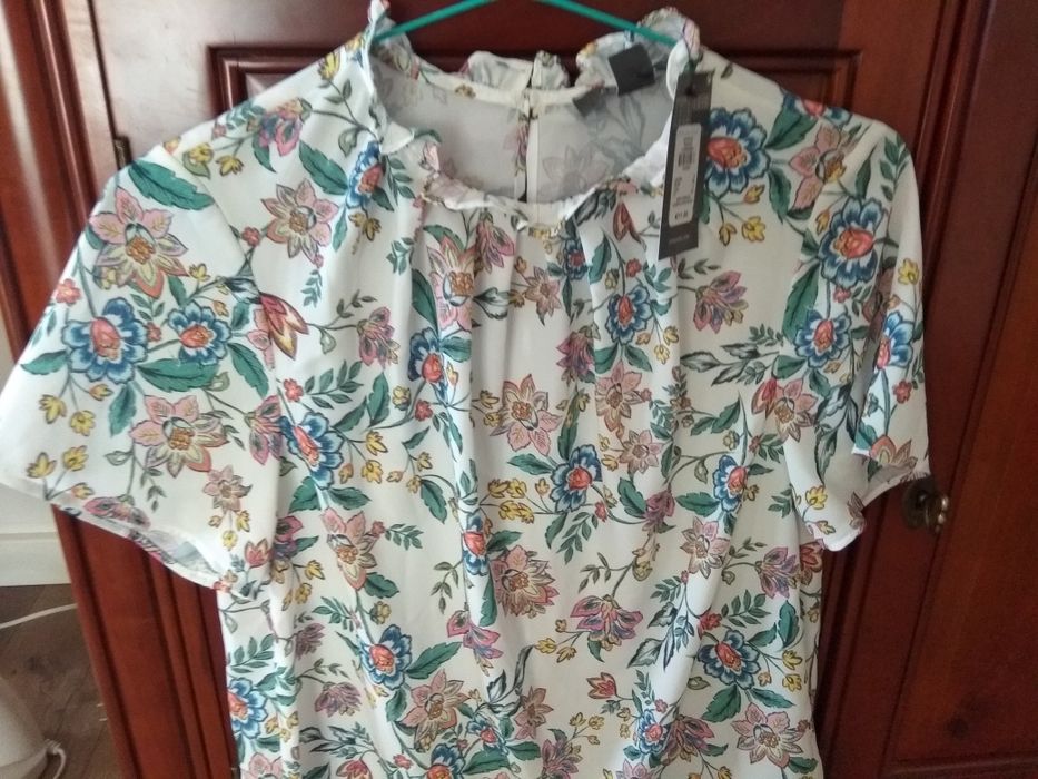 Blusas de mulher com flores folho na gola.Tam.M