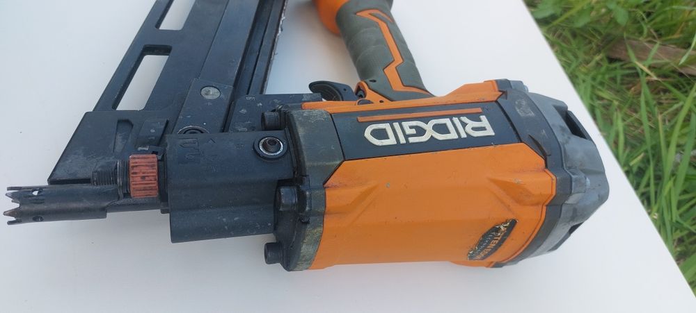 Пістолет пневматичний для забивання цвяхів 50-90мм Ridgid