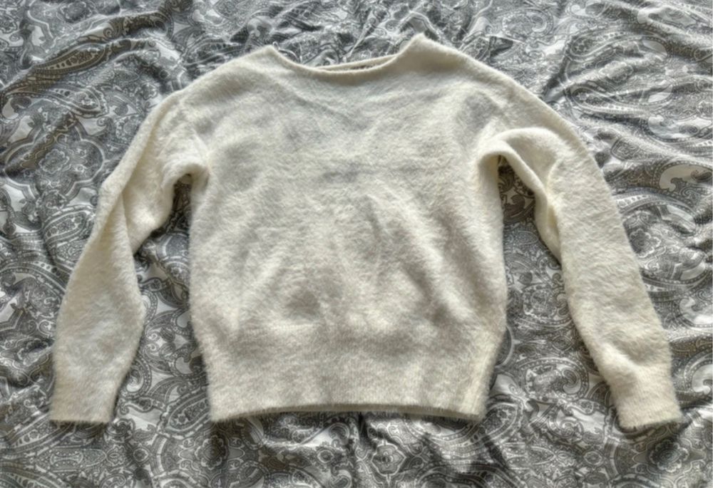 Sweter damski z wyciętymi plecami