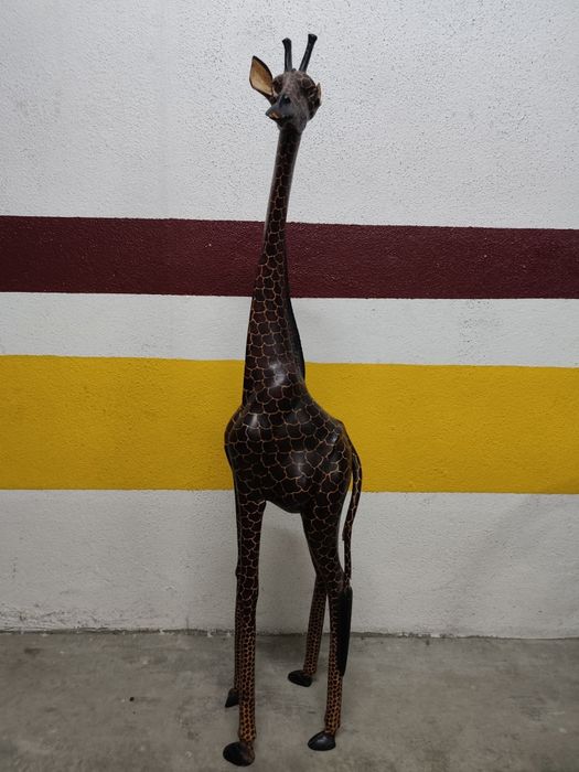 Girafa africana em madeira