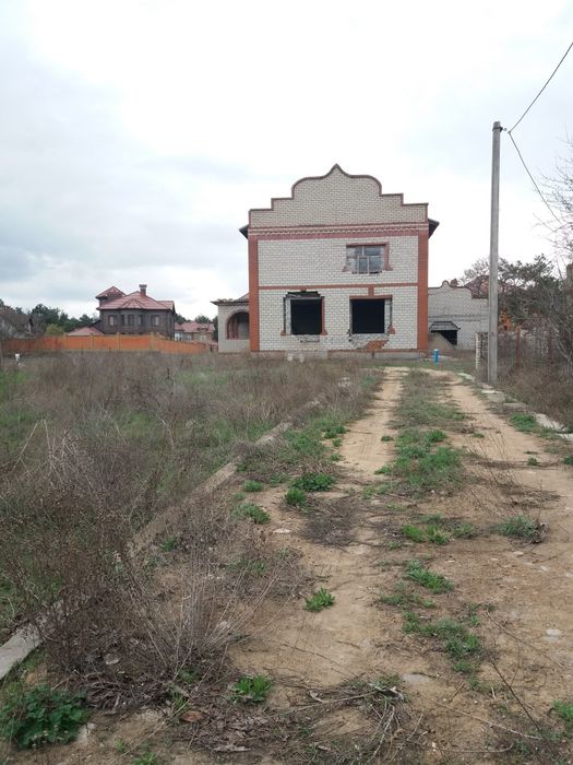 Продам участок с  недостроеным домом