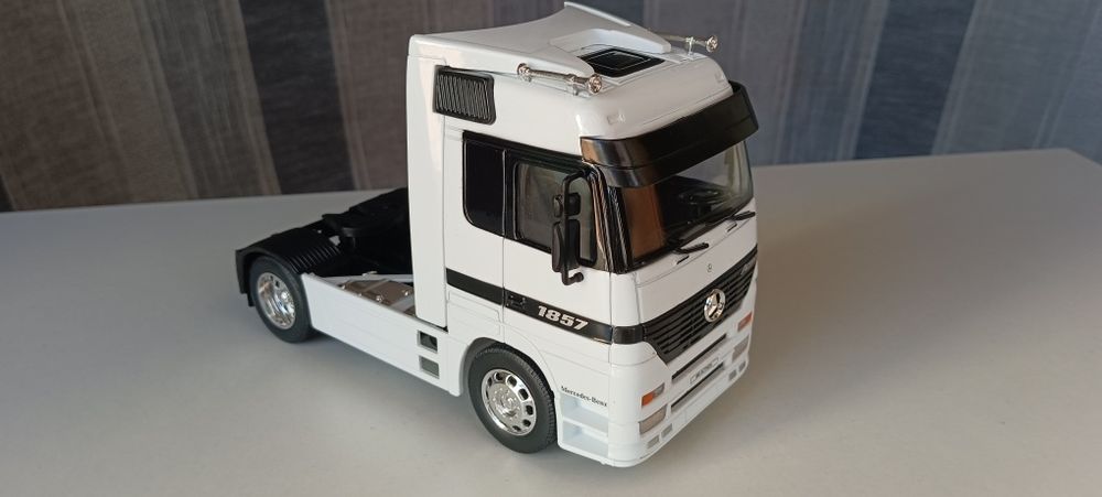 Camião Mercedes Actros escala 1/32
