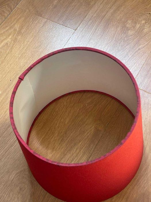 Abajur num bonito vermelho