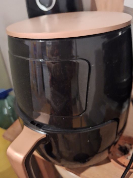 Vendo Air FrYer. Pouco uso.Capacidade cerca de 3l. Preço 20 euros