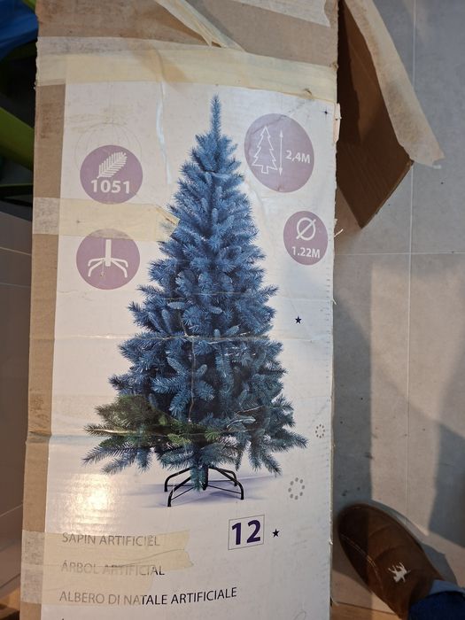 Árvore de Natal com 2,40 metros de altura