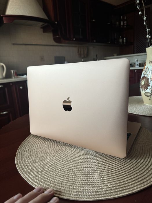 Macbook air m1 15 циклов 8/256gb