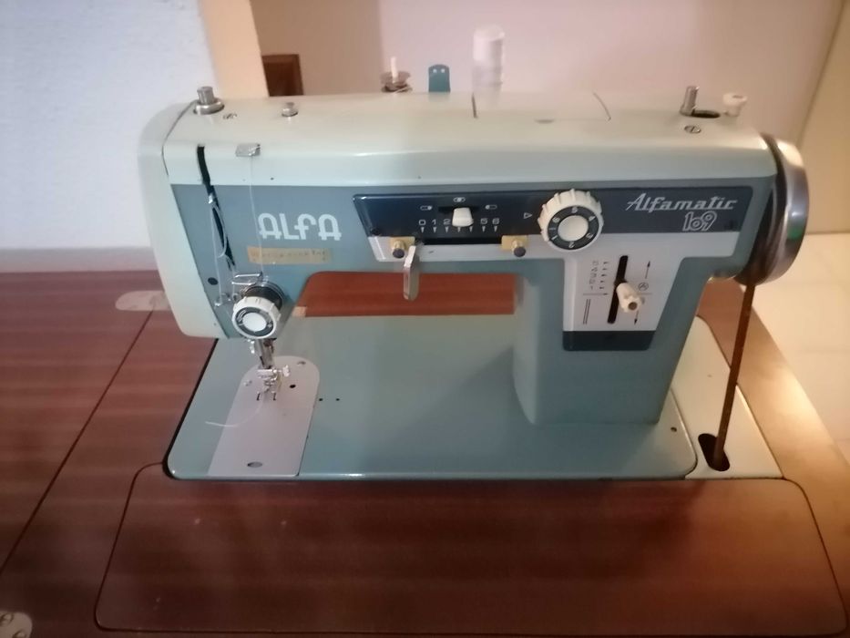 Máquina de costura marca Alfa 109