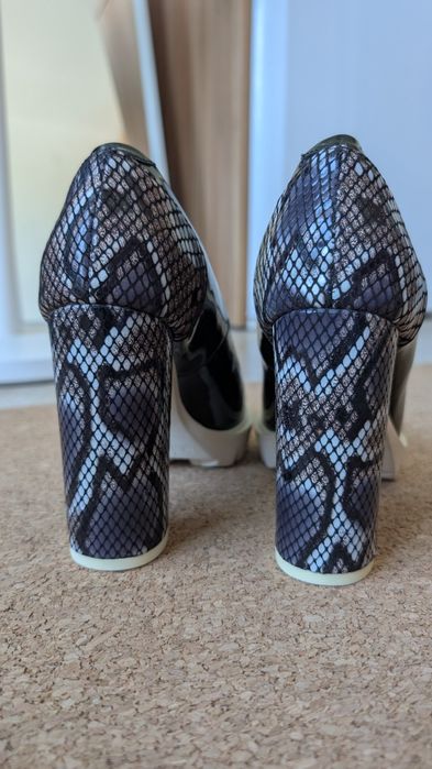 Skórzane czarne lakierowane czółenka biała platforma na słupku Foletti